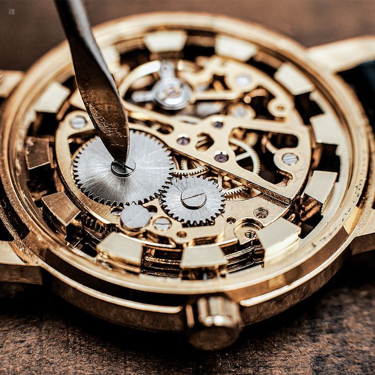 Макросъёмка архитектуры часового механизма и деталей калибра